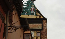 Detailbild eines Schildes in der Gemeinde Riquewihr