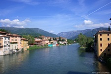 Blick vom Fluss Brenta nach Bassano del Grappa auf der Radreise von den Dolomiten nach Venedig