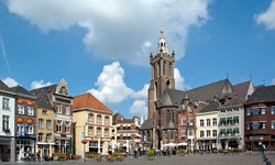 Der Marktplatz von Roermond mit der Christoffelkathedraal (Kathedrale St. Christophorus).
