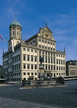 Das imposante Rathaus in Augsburg