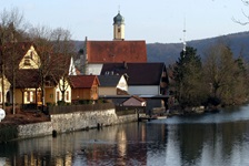 Die Altmühl fließt an einem Ort auf dem Weg von Rothenburg nach Regensburg vorbei