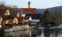 Die Altmühl fließt an einem Ort auf dem Weg von Rothenburg nach Regensburg vorbei