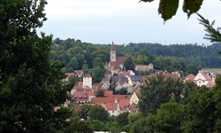 Blick über eine mittelalterliche Stadt entlang des Altmühltal-Radwegs