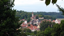 Blick über eine mittelalterliche Stadt entlang des Altmühltal-Radwegs