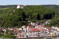 Blick auf die Stadt Riedenburg mit ihrer Höhenburg Prunn