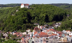 Blick auf die Stadt Riedenburg mit ihrer Höhenburg Prunn