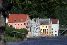 Blick über die Altmühl zur Uferpromenade mit ihren bunten Häusern von Riedenburg