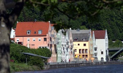 Blick über die Altmühl zur Uferpromenade mit ihren bunten Häusern von Riedenburg