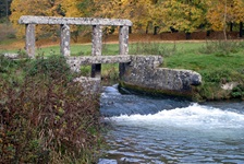 Blick auf eine alte Römerbrücke aus Stein im Altmühltal