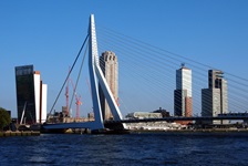 Die Erasmusbrücke, eine gigantische Schrägseilbrücke, in Rotterdam, die über die Nieuwe Maas führt