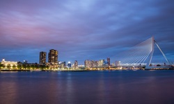Die Skyline von Rotterdam mit der Erasmusbrücke.