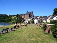 Drei Radler in der Anfahrt auf eines der zahlreichen Dörfer am Mosel-Radweg.