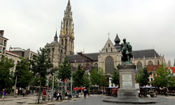 Die Liebfrauenkathedrale von Antwerpen mit dem Rubens-Standbild.