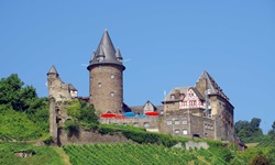 Die imposante Burg Stahleck zwischen Rüdesheim und St. Goarshausen.