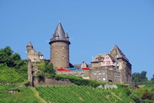 Die imposante Burg Stahleck zwischen Rüdesheim und St. Goarshausen.