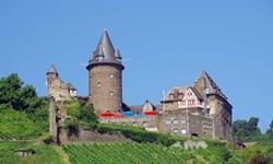 Die imposante Burg Stahleck zwischen Rüdesheim und St. Goarshausen.