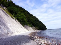 Ostseewellen branden gegen die Rügener Kreidefelsen.
