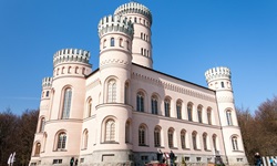 Das imposante Jagdschloss Granitz auf Rügen.