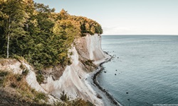 Herrlicher Blick auf die über der Ostseeküste aufragenden Rügener Kreidefelsen.