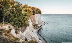 Herrlicher Blick auf die über der Ostseeküste aufragenden Rügener Kreidefelsen.