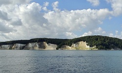 Schöner Panoramablick auf die Kreidefelsen von Rügen.