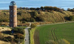 Der Peilturm am Kap Arkona und der an ihm vorbeiführende Radweg aus der Vogelperspektive.