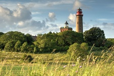Der neue und der alte (auch Schinkelturm genannte) Leuchtturm von Kap Arkona auf Rügen werden idyllisch von Bäumen eingerahmt.