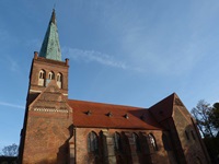 Blick auf eine mit Ziegeln errichtete Kirche auf der Insel Rügen