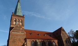 Blick auf eine mit Ziegeln errichtete Kirche auf der Insel Rügen