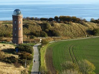 Blick über Felder und Dünen sowie zum Peilturm und zum Meer am Kap Arkona auf der Insel Rügen