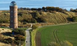 Blick über Felder und Dünen sowie zum Peilturm und zum Meer am Kap Arkona auf der Insel Rügen
