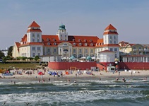 Blick auf einen Strand mit Hotel auf Rügen
