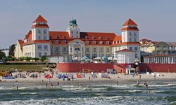 Blick auf einen Strand mit Hotel auf Rügen