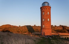 Blick auf den mit Ziegeln erbaute Peilturm im Kap Arkona