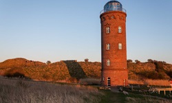 Blick auf den mit Ziegeln erbaute Peilturm im Kap Arkona