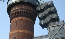 Blick auf den runden Turm aus Ziegelsteinen des Aquarius´-Wassermuseum