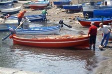 Sizilianische Fischer bei ihren Booten.