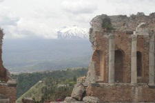 Der Ätna von den Ruinen des antiken Theaters von Taormina aus gesehen.