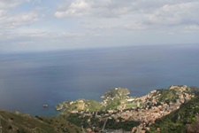 Atemberaubender Blick auf eine der vielen wunderschönen Buchten Siziliens.