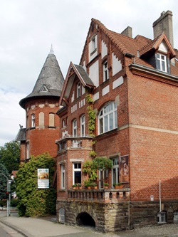 Blick auf ein aus Ziegelsteinen errichtetes Gebäude mit Erker in Saarbrücken