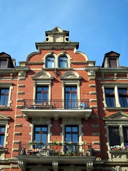 Ein barockes Gebäude aus Ziegelsteinen in Saarbrücken