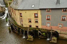 Blick auf die Gebäude mit Wasserrädern in Saarburg