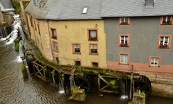 Blick auf die Gebäude mit Wasserrädern in Saarburg