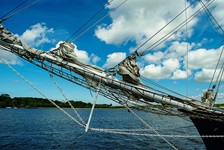 Detailbild eines Segelschiffes vor Rügen