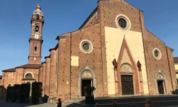 Die Fassade der Kathedrale Santa Maria Assunta in Saluzzo.