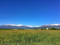 Schneebedeckte Alpengipfel bei Saluzzo.