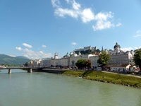 Blick über den Fluss Salzach nach Salzburg mit der Festung im Hintergrund