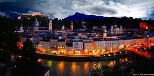 Das nächtlich beleuchtete Zentrum von Salzburg mit der Festung und dem Dom.