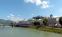Blick über die Salzach nach Salzburg mit seiner imposanten Festung Hohensalzburg im Hintergrund