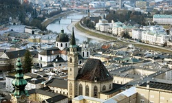 Blick über die Altstadt von Salzburg mit der Salzach